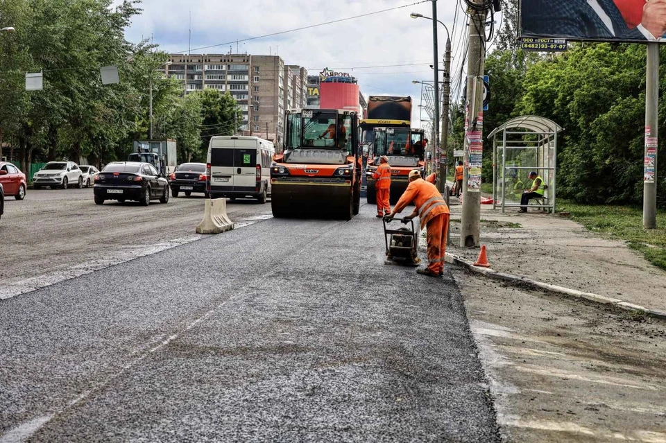 В Самаре начали укладывать асфальт на улице Авроры - KP.RU