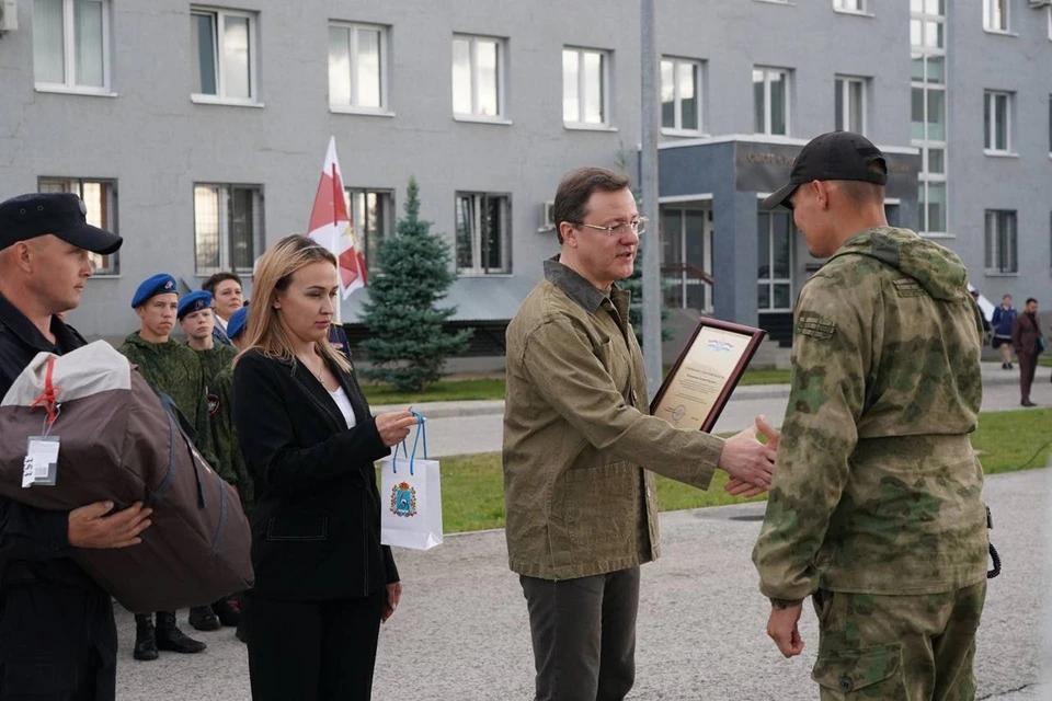 Дмитрий Азаров вручил бойцам госнаграды. Фото: Правительство Самарской области