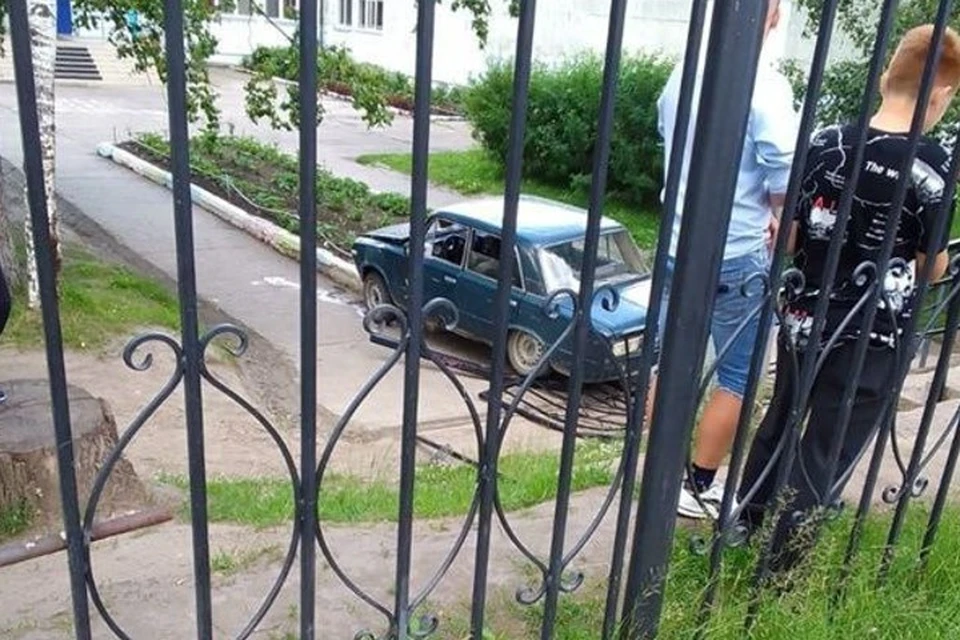 Оказалось, что за рулем машины был пьяный 18-летний парень. Фото: ЧП Лесосибирск
