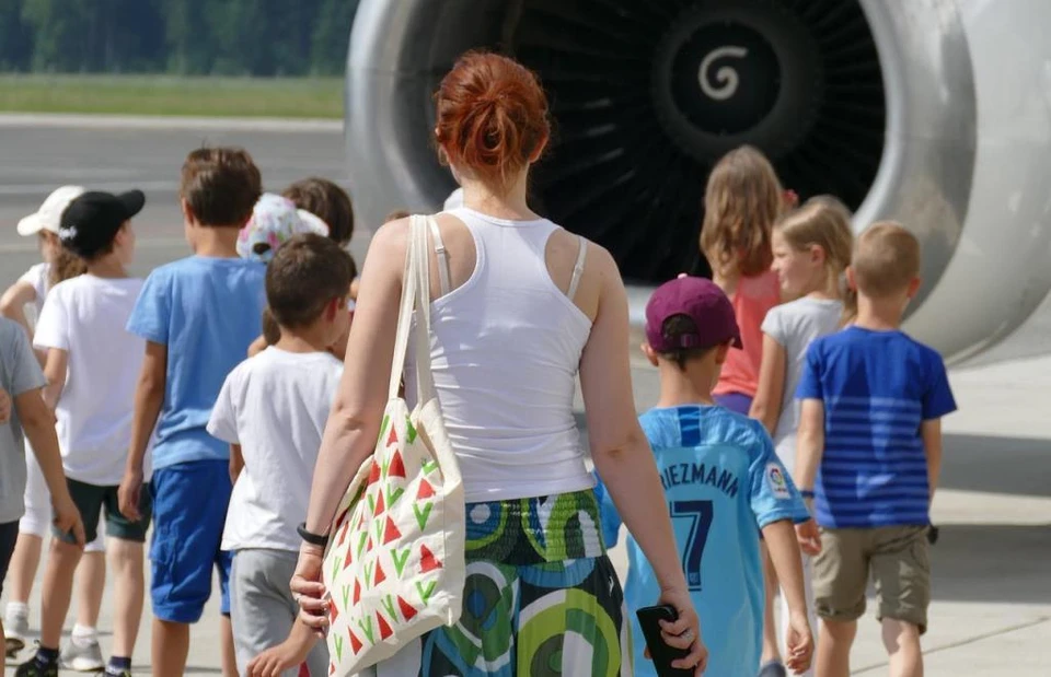 Несовершеннолетние дети могут летать по стране бесплатно, если сопровождающие их взрослые купили путевки у туроператора.