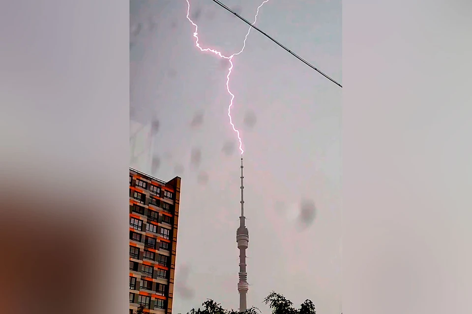 Молния попала в останкинскую телебашню