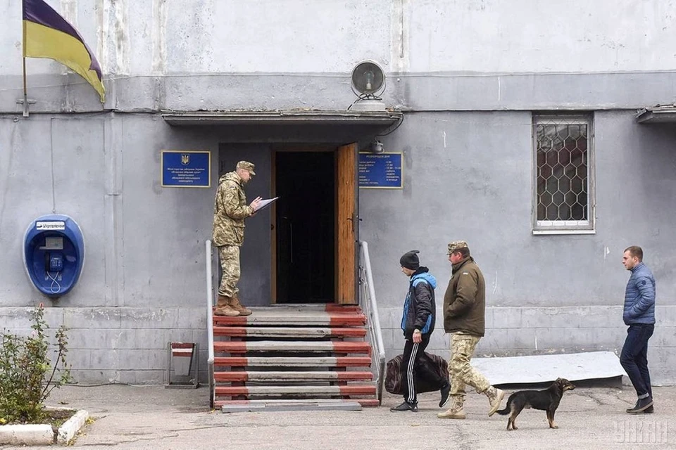 Украинцам запретили покидать место жительства без разрешения военкомата. Фото: архив УНИАН