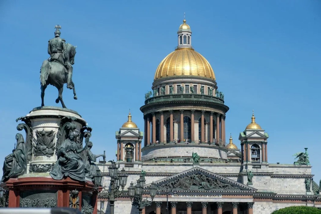 Около петербурга. Исаакиевский собор колоннада. Мраморный Исаакиевский собор. Питер Исаакиевский собор река. Освящен Исаакиевский собор.