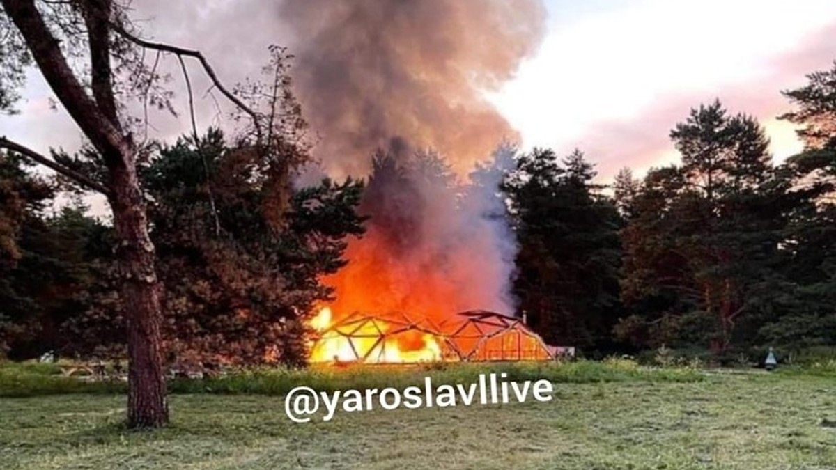 В Ярославской области ночью пожарные три часа тушили горящий Дом отдыха -  KP.RU