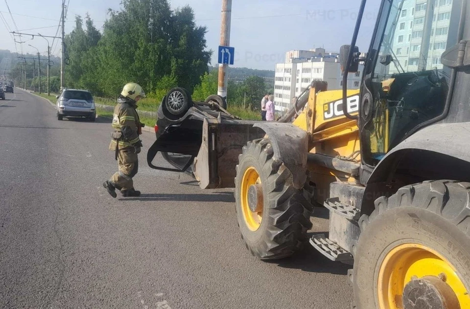 Водитель легковушки пострадал при аварии с трактором