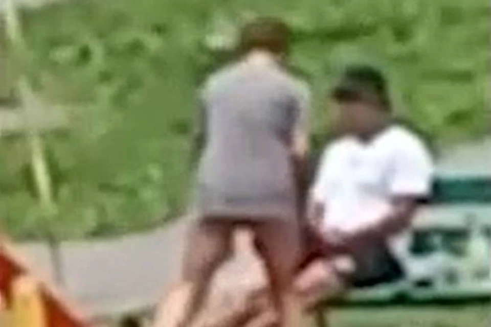 На видео попала парочка, занимающаяся сексом на детской площадке в Мурино