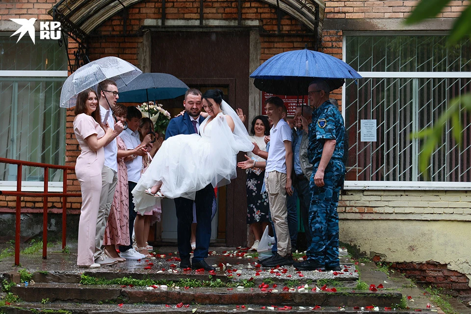 Церемонии бракосочетания прошли в ЗАГСе по Первореченскому району.