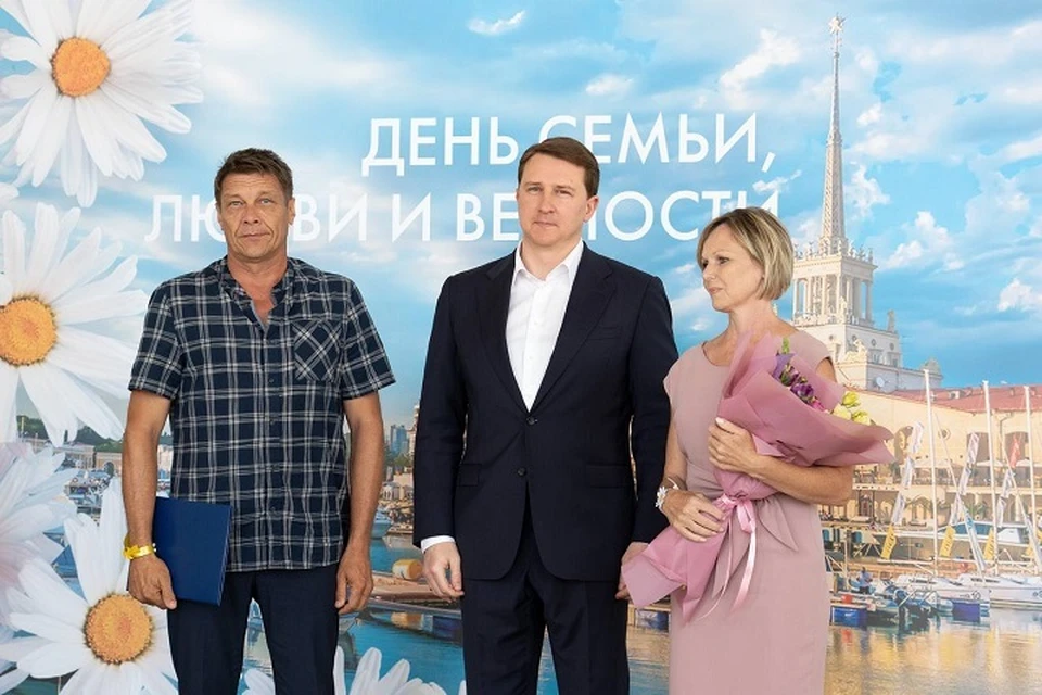 Мэр Сочи пожелал всем супругам здоровья, долгих лет счастливой семейной жизни. Фото: https://t.me/AlekseiKopaigorodskii