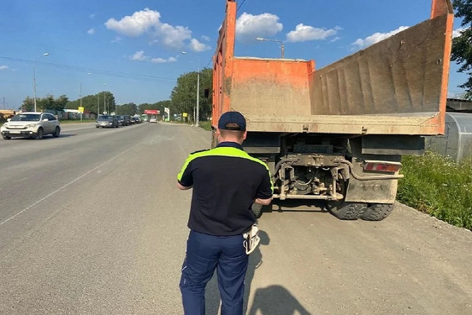 Зачем водители фур наезжают на брусок передним колесом