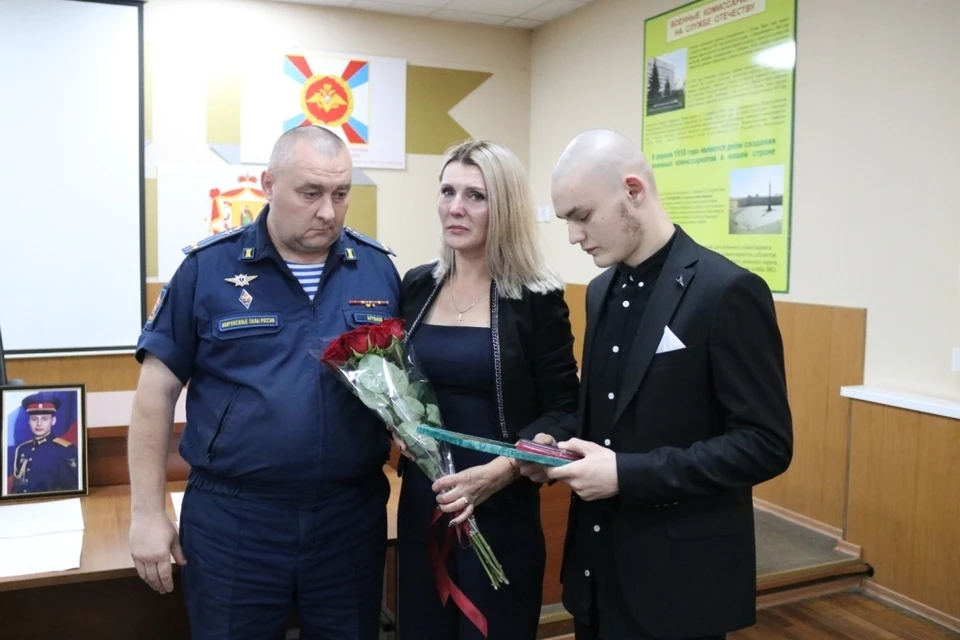 Родные погибших на Украине рязанских бойцов получили награды.