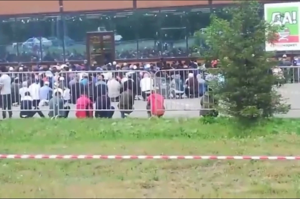 Сотни мусульман собрались на молитву на парковке у супермаркета в Рязани. Фото: RZN_Life.