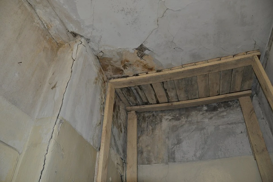 На семейную пару из Хабаровского края рухнул потолок