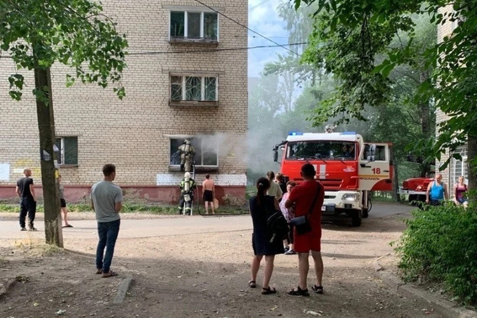 В Ярославле 11 человек спасли из жилого дома, где загорелась квартира