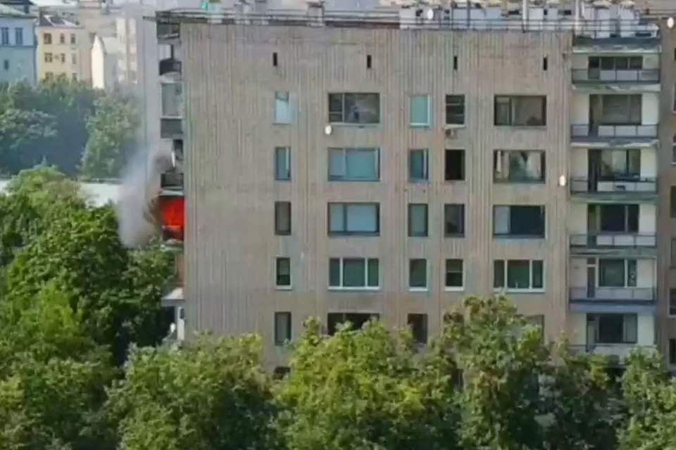 В центре Москвы в девятиэтажном доме, расположенном по адресу улица Спиридоновка, 15, днем 11 июля возник пожар