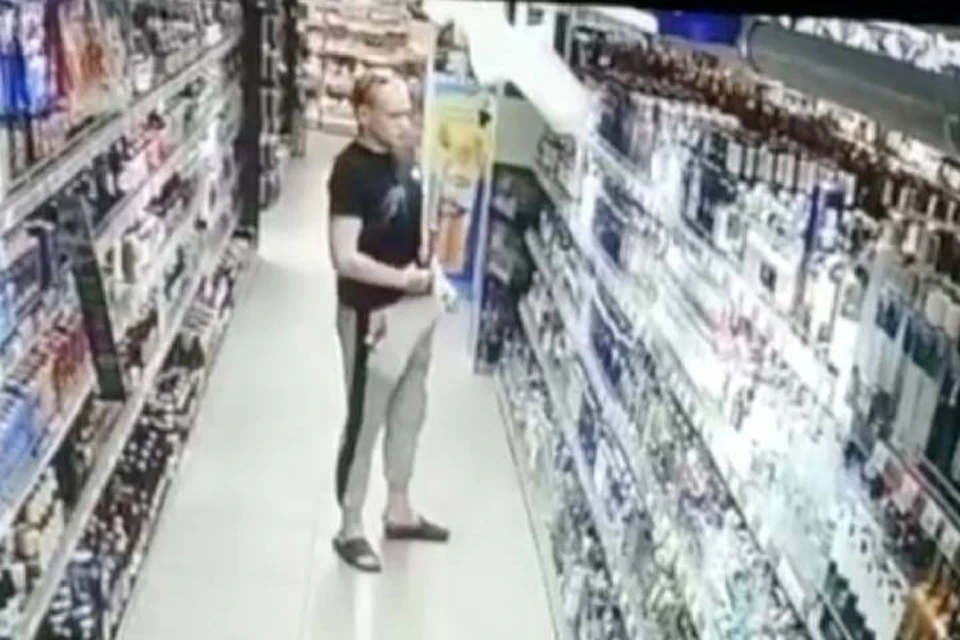 На видео попал магазинный грабитель, напавший на охранника в Петербурге