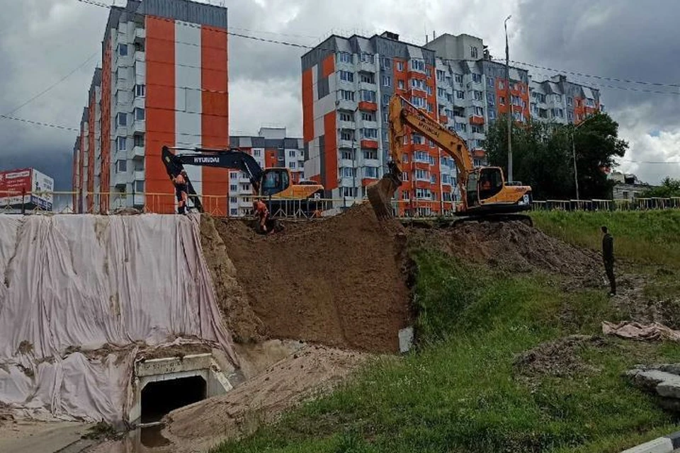 Брянск выстрелы. Брянск романа Брянского ремонт дамбы. Улица Крахмалева Брянск. Новая дорога ул. Советская Брянск. Киевский мост Брянск.