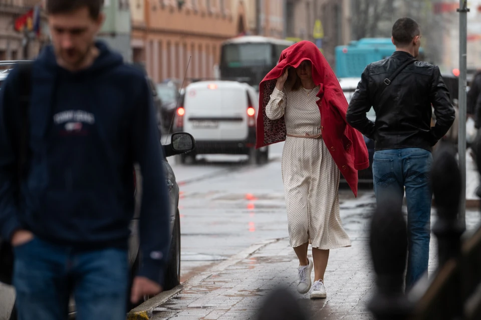 В Петербурге опять льет.