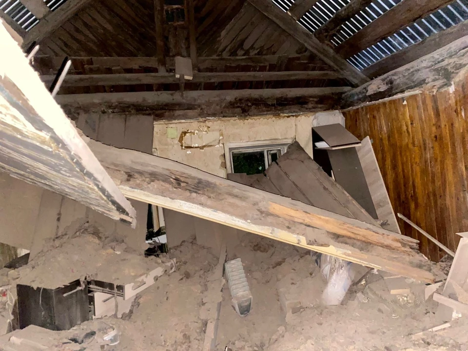 Днем 12 июля в одном из частных домов по пер. Сосновый в Ижевске обрушился потолок второго этажа. Фото: пресс-служба СУ СКР по УР