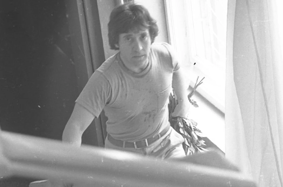 Этот снимок был сделан после одного из июньских концертов 1980 года в Калининграде. Владимир Высоцкий поднимается по лестнице Дворца спорта «Юность».