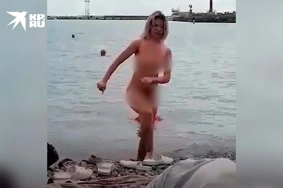 Худая девушка полностью разделась на пляже
