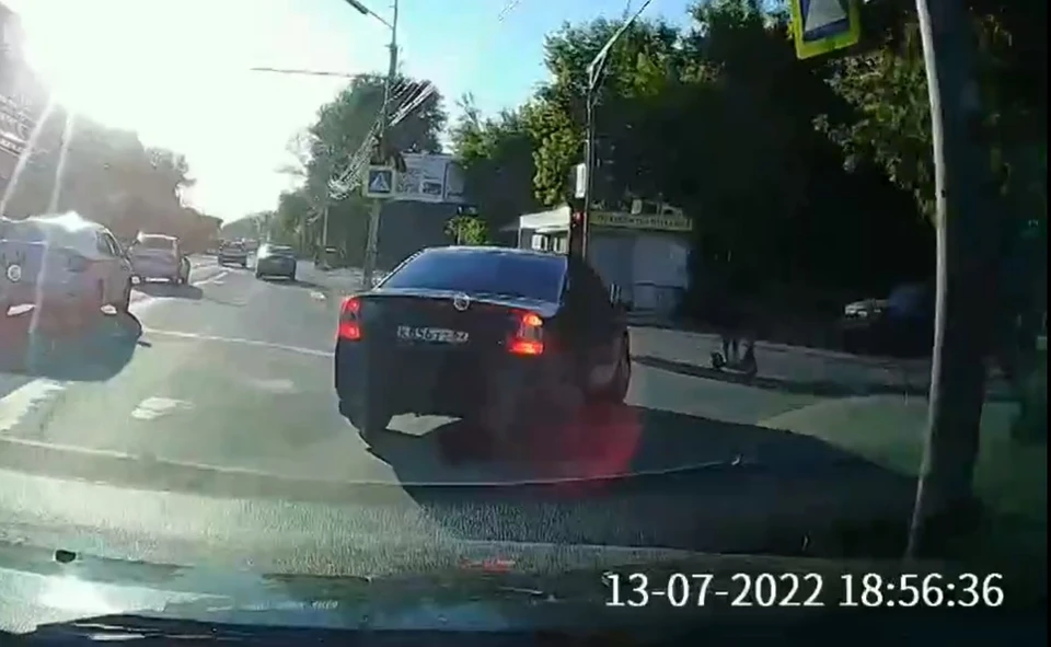 В Рязани ехавший на красный самокатчик едва не попал под колеса Ford.