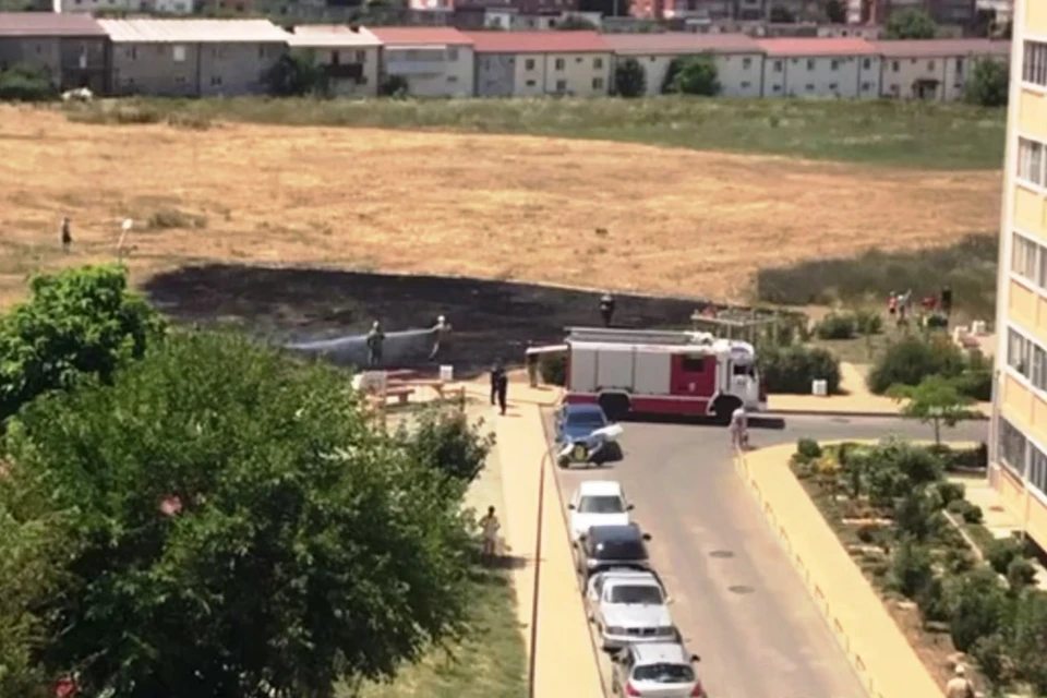 Приехавшие на место ЧП спасатели быстро справились с огнем. Фото: кадр из видео.