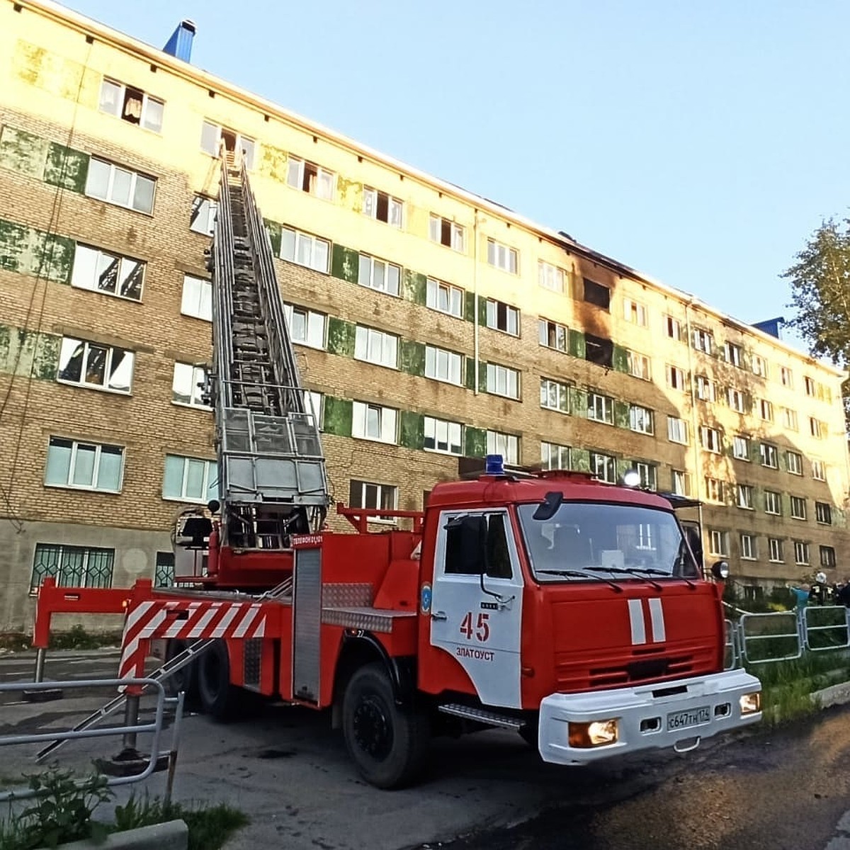 Вызволили 33 человека из огненной ловушки»: в Челябинской области  загорелось бывшее общежитие - KP.RU