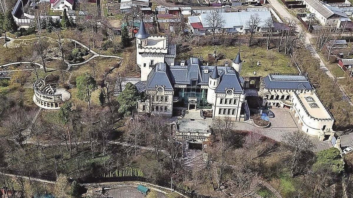 Музей Аллы Пугачевой: в замок звездной четы в деревне Грязь начали водить экскурсии