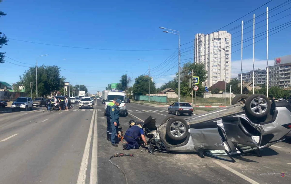 В Волгограде на Череповецкой образовалась большая пробка из-за перевернувшейся машины