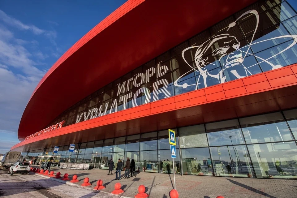 Нарушителя из аэропорта доставили в отдел полиции.