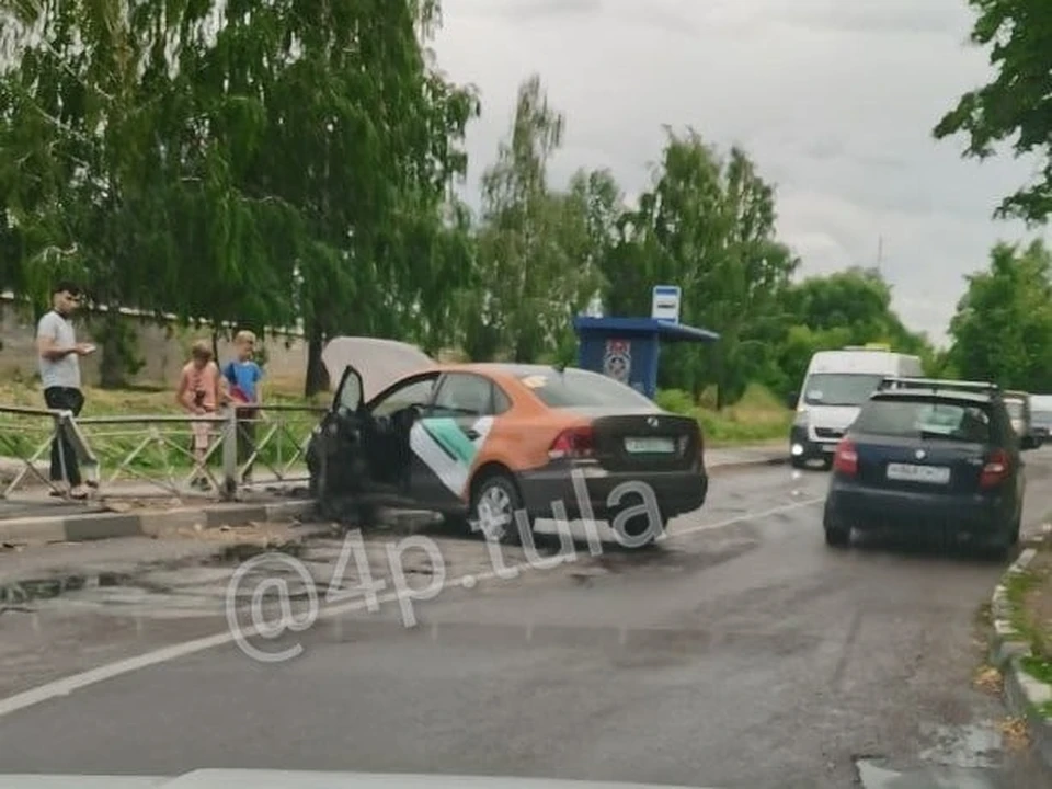 В Туле напротив Ледового дворца машина каршеринга врезалась в ограждение