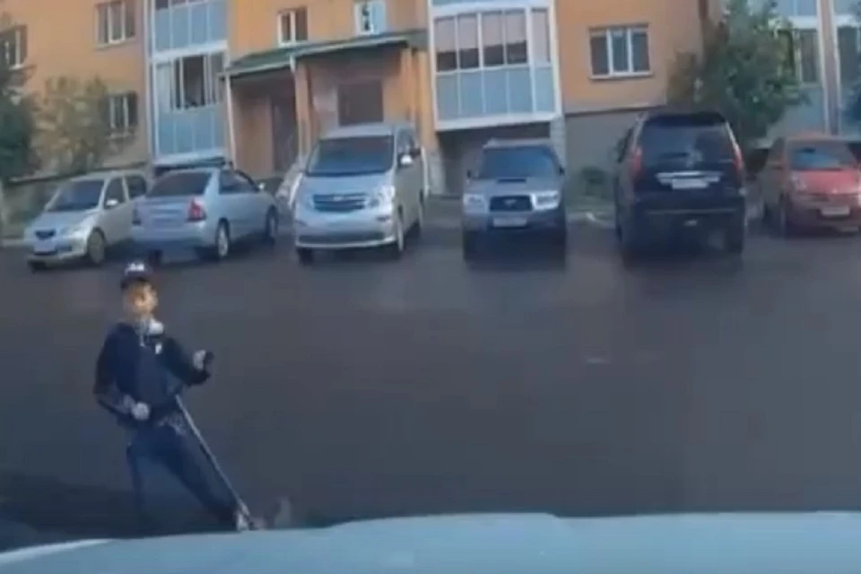 В Новосибирске ребенок на самокате вылетел под колеса легковушки. Фото: стоп-кадр.