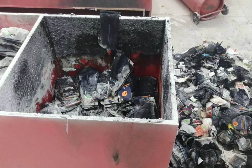 Огонь в магазине сильно повредил вещи.