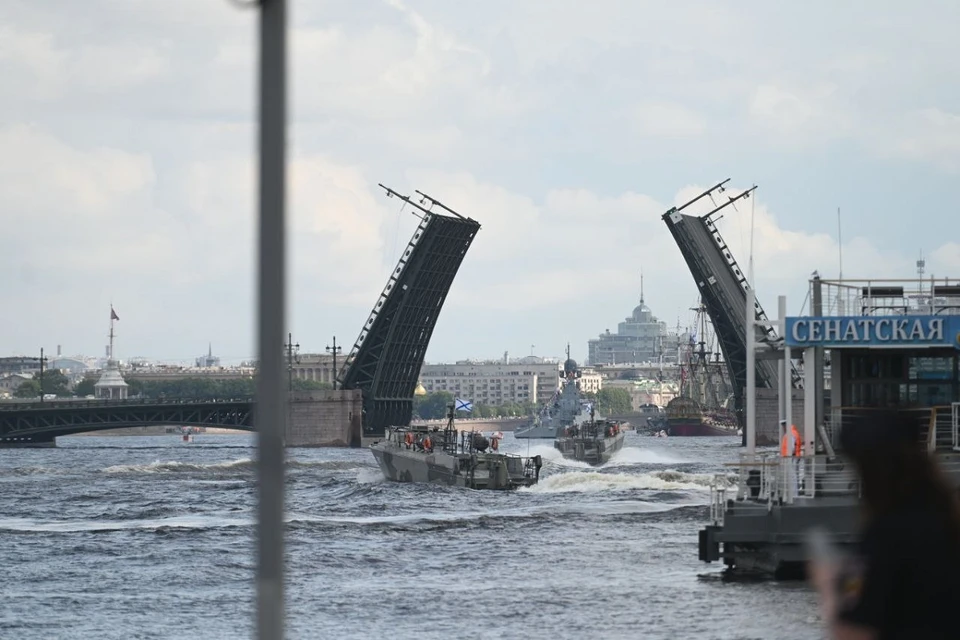 Мосты разводят для репетиции морской части парада