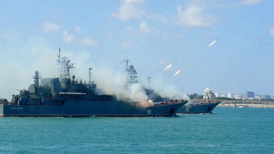 ВМФ России высокоточными ударами уничтожил украинский военный корабль и склад американских ракет Harpoon