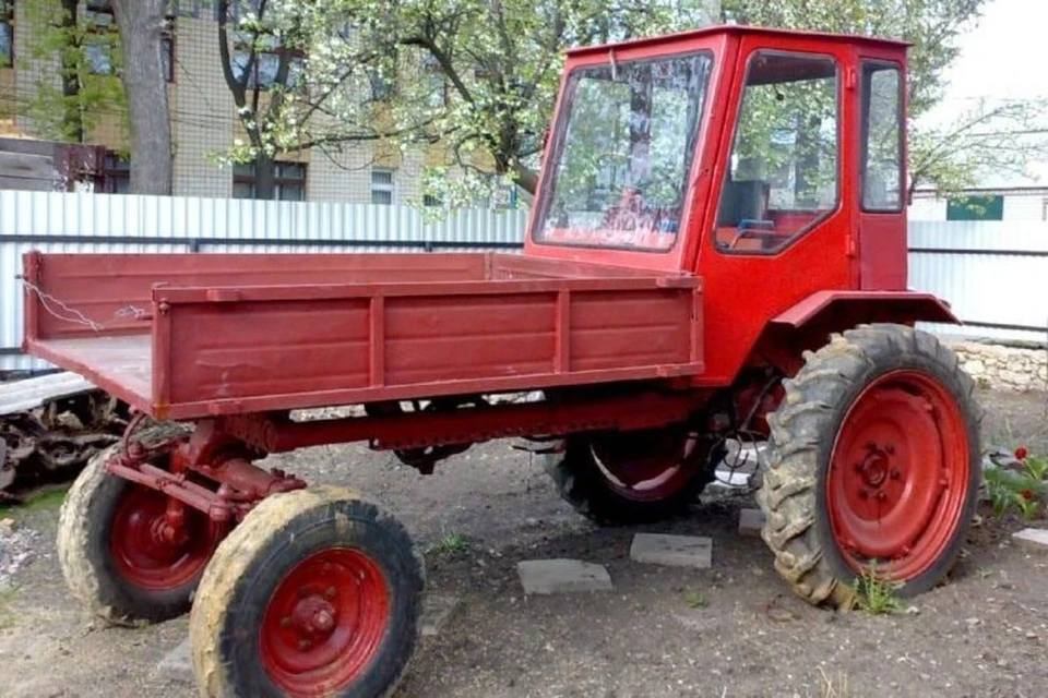 Под Логойском пьяная женщина от скуки угнала трактор и съехала в кювет. Фото: телеграм-канал "Обратная сторона"