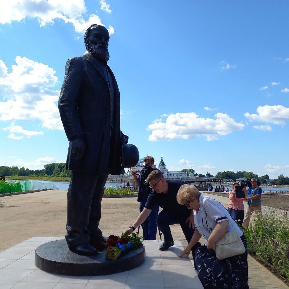 В Костроме прошла торжественная церемония открытия памятника основателю  Третьяковской галереи - KP.RU