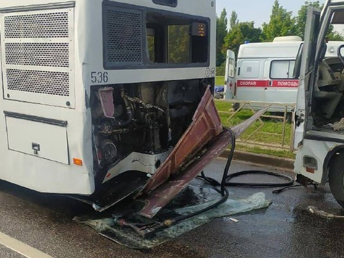 Восемь пассажиров в больнице, один в реанимации после ДТП с двумя  автобусами в Липецке - KP.RU