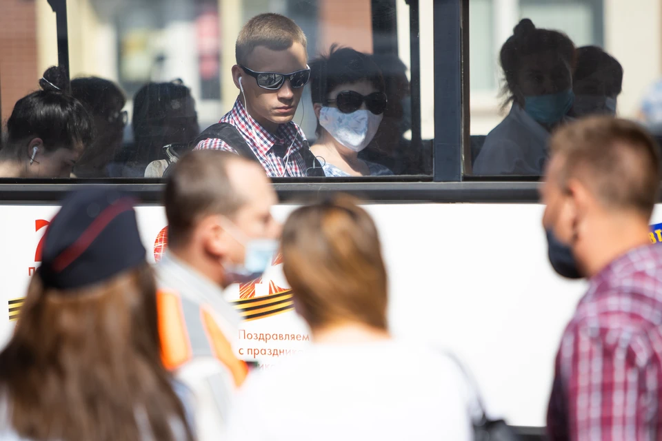 В общественном транспорте сегодня снова можно встретить горожан в масках.