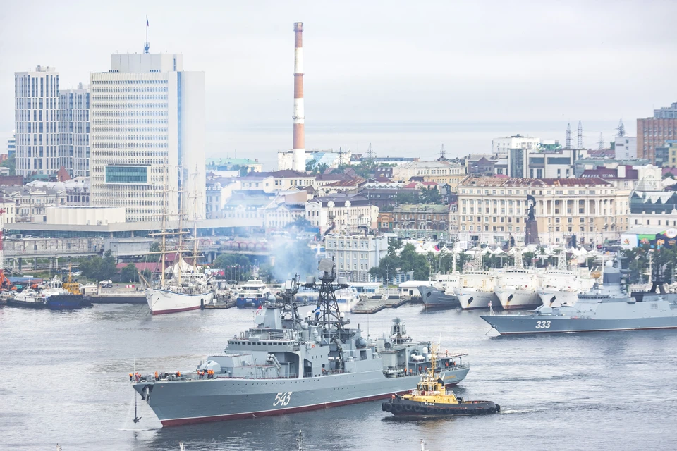 Владивосток корабли. Фрегат Маршал Шапошников. ВМФ Владивосток. Маршал Шапошников корабль. Парад ТОФ Владивосток.