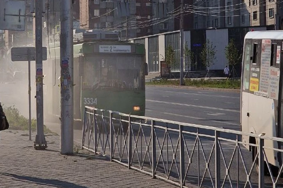 В Новосибирске на Вокзальной магистрали задымился троллейбус. Фото: "АСТ-54".