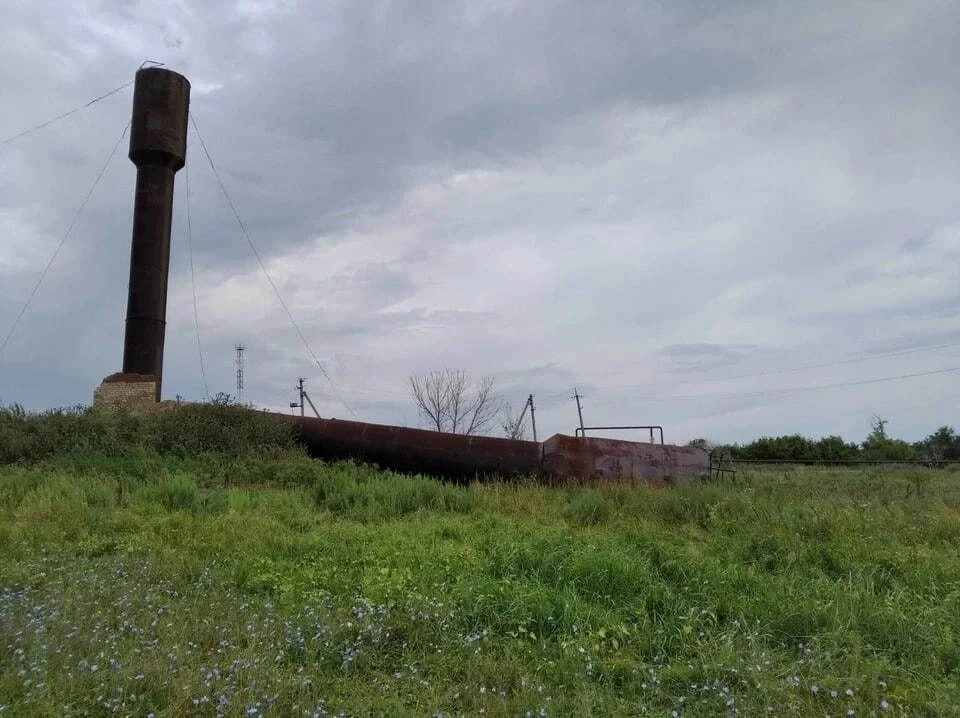 Активисты расчищают территорию у поврежденной водонапорной башни
