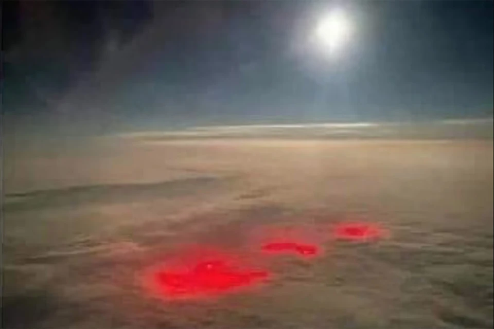 Сполохи яркого красного света пилот самолета сфотографировал над Атлантическим океаном.