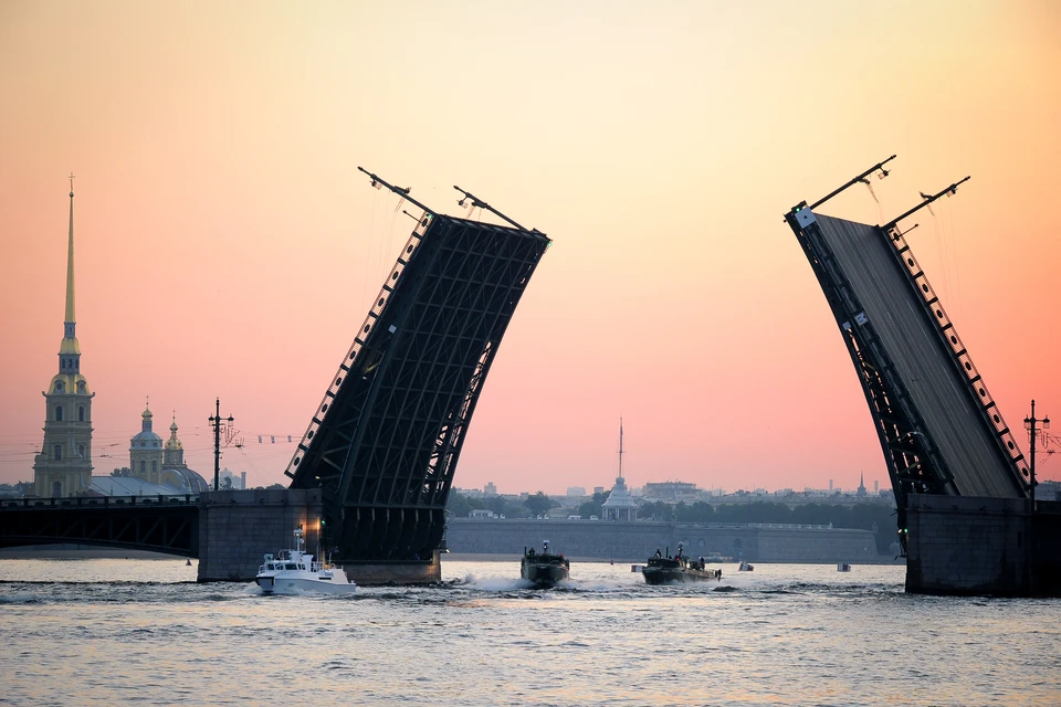 В питере сколько разводящий мост. Разводной мост в Санкт-Петербурге. Дворцовый мост 19 июня 2022. Санкт-Петербург Дворцовый мост в Санкт-Петербурге. Дворцовый мост в Санкт-Петербурге развод.