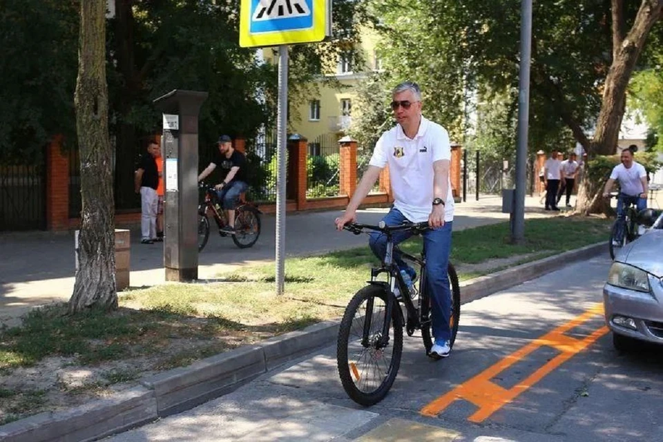 Алексей Логвиненко протестировал велодорожку на Пушкинской улице. Фото: пресс-служба администрации Ростова.