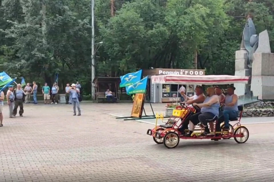 С невиданным размахом отметили День ВДВ хабаровские десантники Фото: скриншот из видео