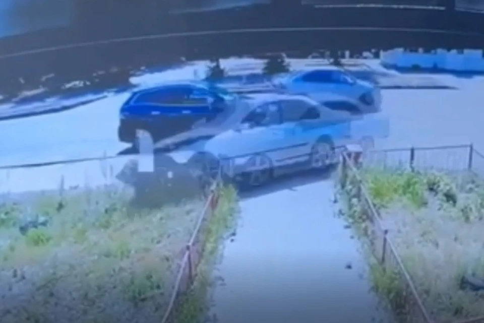 Момент страшной аварии в Нижнем Новгороде, где пьяный угонщик сбил подростка, попал на видео.