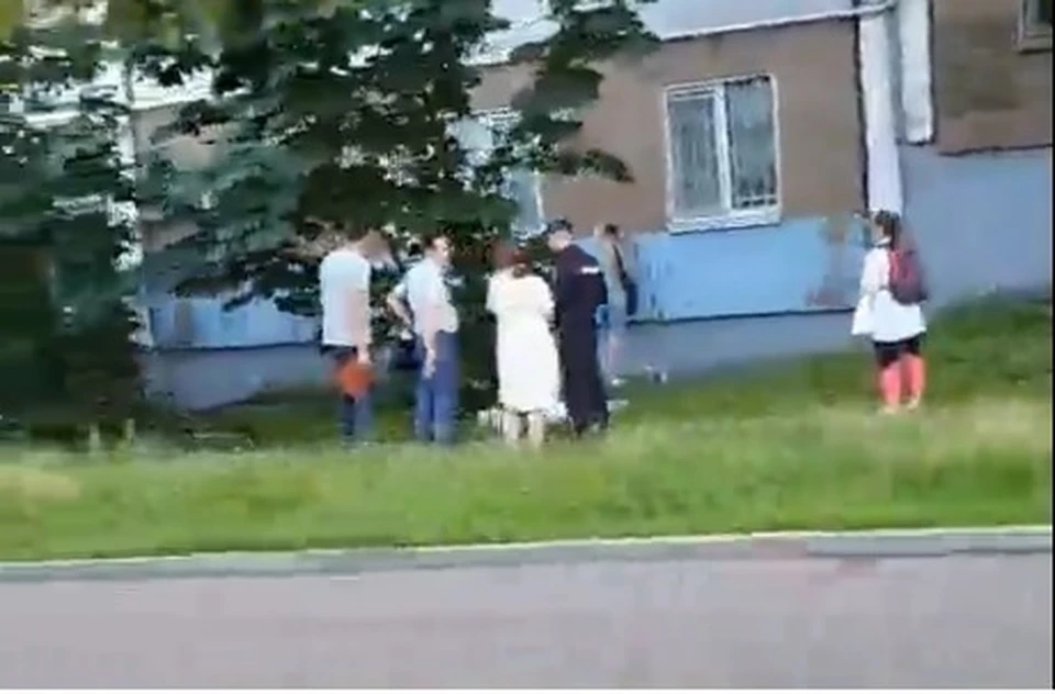 65-летняя жительница Ижевска выпала из окна квартиры на улице Советской недалеко от Двора спорта и умерла. Фото: скриншот видео