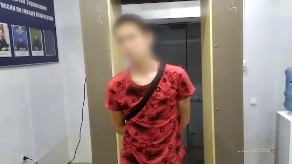 Парень не первый раз угоняет машину.
