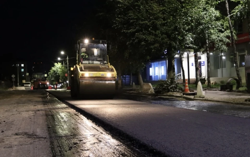 На улице Исаковского в Смоленске приступили к укладке асфальта. Фото: пресс-служба администрации города.